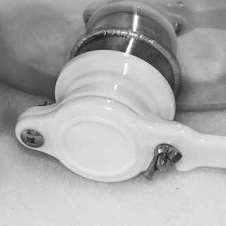 Odstojnik nierdzewny z zaworem plastikowym Mellarius - 25 kg