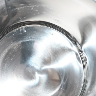 Odstojnik nierdzewny z zaworem nierdzewnym z pokrywką uszczelniającą Mellarius MaxiLine - 50 kg