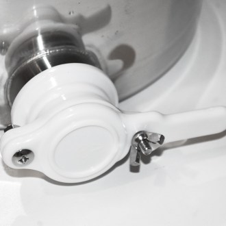 Odstojnik nierdzewny z zaworem plastikowym z pokrywką uszczelniającą Mellarius - 25 kg