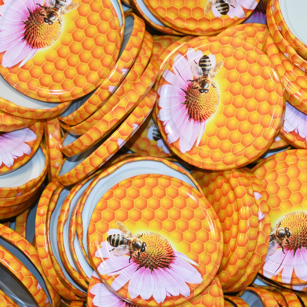 Nakrętka pszczoła na różowej stokrotce Ø 82 mm typ H02 - karton 700 szt